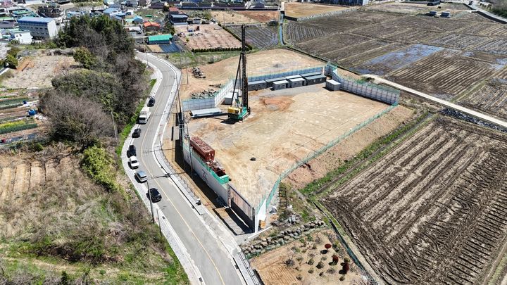 [고성(경남)=뉴시스] 신정철 기자= 경남 고성군은 지방소멸 위기 극복과 청년·근로자 등 경제활동 인구 유입을 위하여 고성읍 서외리 235-5번지 일원에 총 70가구의 ‘고성형 근로자 공공임대주택’ 기초공사가 시작됐다고 8일 밝혔다.사진은 기초공사 현장 모습.(사진=고성군 제공),2026.04.08. photo@newsis.com *재판매 및 DB 금지