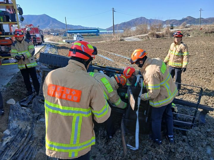 [장수=뉴시스] 8일 오전 8시39분께 전북 장수군 장수읍의 한 농로에서 지게차가 전도돼 소방대원이 운전자를 구조하고 있다. (사진=전북도소방본부 제공) 2026.04.08. photo@newsis.com *재판매 및 DB 금지