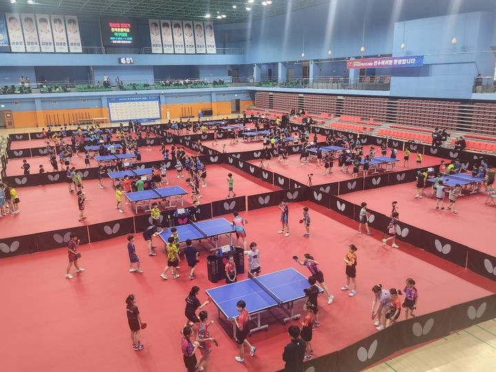 [밀양=뉴시스] 배드민턴경기장에서 제52회 회장기 전국초등학교 탁구대회 개막을 앞두고 참가 선수들이 연습에 매진하고 있다. (사진= 밀양시 제공) 2026.04.08. photo@newsis.com *재판매 및 DB 금지