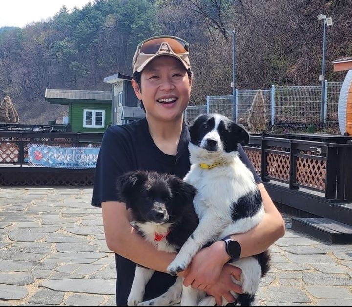 [양양=뉴시스] 유기견 해외입양자 김환희씨와 강아지 모습. (사진=양양군 제공) 2026.04.08. photo@newsis.com&nbsp; *재판매 및 DB 금지