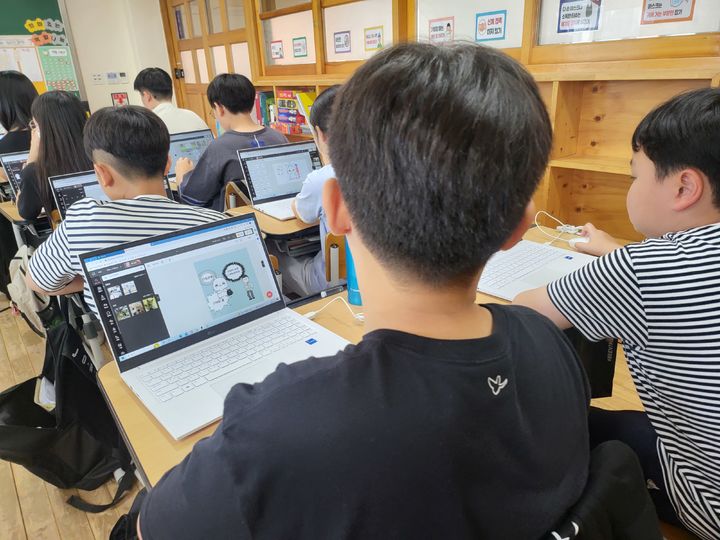 [홍성=뉴시스] 충남교육청이 인공지능(AI) 웹툰으로 학교 현장에서 수업을 진행하고 있다. *재판매 및 DB 금지