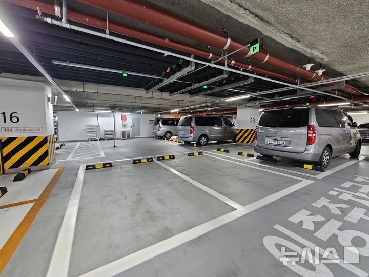 [서울=뉴시스]정혜원 인턴기자=공공기관 차량 2부제 시행 첫 날인 8일 오전 서울 중구 서울시청 지하 주차장의 모습. 2026.04.08 photo@newsis.com