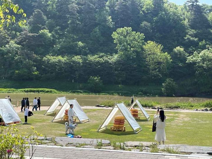 [서울=뉴시스] 수변 곳곳에는 휴식과 산책을 위한 피크닉 공간이 마련됐다. (사진=생거진천문화재단 홈페이지 캡처) *재판매 및 DB 금지