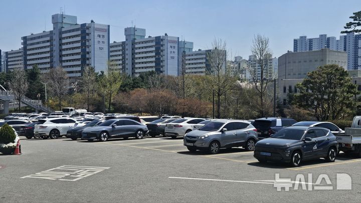 [평택=뉴시스] 차량2부제 시행 첫날 평택시청 주차면 곳곳이 비어 있는 모습 2026.04.08.newswith01@newsis.com 