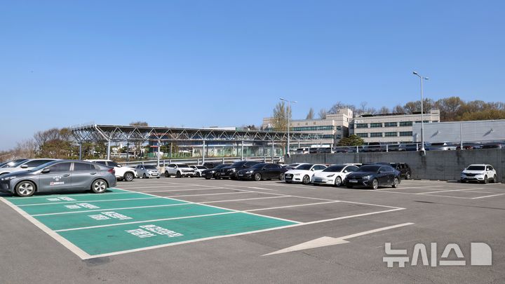 [안성=뉴시스] 공공 차량2부제 시행 첫날 안성시청 주차장 모습 (사진=안성시 제공) 2026.04.08.photo@newsis.com 