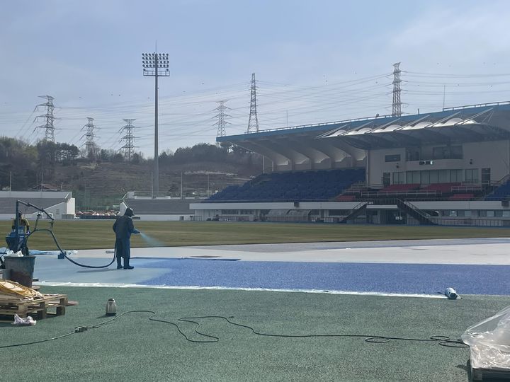 [동해=뉴시스] 동해시가 도민체전 앞두고 경기장·체육시설 시설개선에 속도를 내고 있는 가운데  동해종합경기장 시설 정비에 나서고 있다.(사진=동해시 제공)photo@newsis.com  *재판매 및 DB 금지