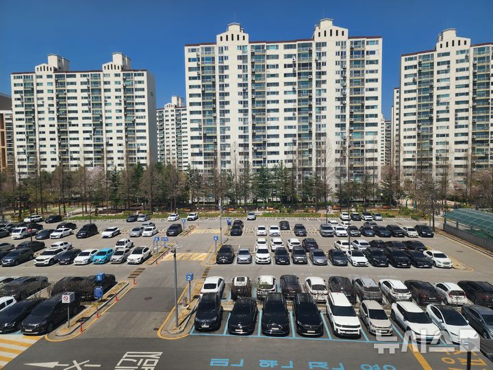 [오산=뉴시스] 공공 차량2부제가 시행 첫날 오산시청 주차장 모습 (사진=오산시 제공) 2026.04.08.photo@newsis.com 