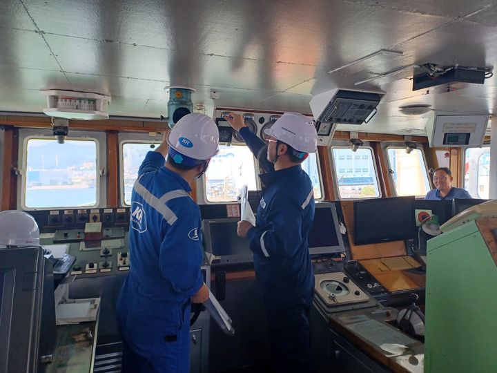 [부산=뉴시스] 원양어선(원양 트롤) 조타실 점검. (사진=부산해수청 제공) 2026.04.08. photo@newsis.com *재판매 및 DB 금지