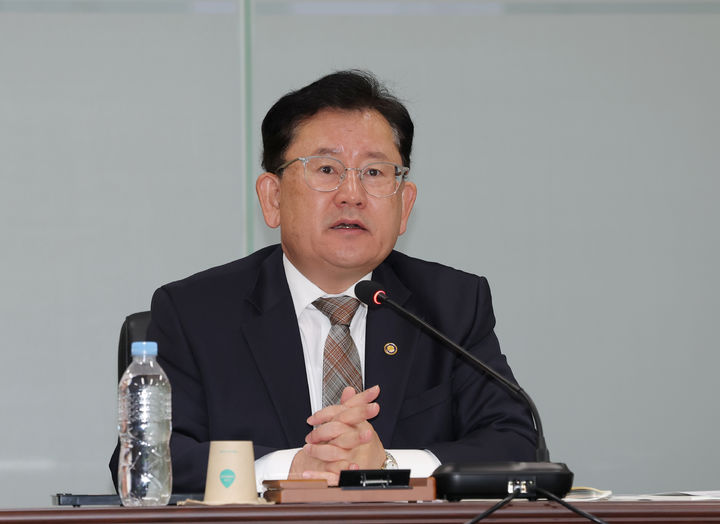 [세종=뉴시스]이승돈 농촌진흥청장이 8일 본청 영농종합상황실에서 전국 9개 도 농업기술원장과 시군 농업기술센터 대표 등이 참여한 가운데 영상 업무회의를 열었다. (사진=농진청 제공) *재판매 및 DB 금지