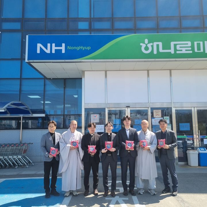 [서울=뉴시스]국무조정실 범정부 생명지킴추진본부는 8일 충남지역 종교계 관계자와 만나 자살예방 상담 전화(109)가 명시된 홍보스티커를 충남 지역 내 번개탄을 판매하는 편의점, 마트, 상점 등에 배포 협조를 요청했다. (사진=총리실 제공) photo@newsis.com  *재판매 및 DB 금지