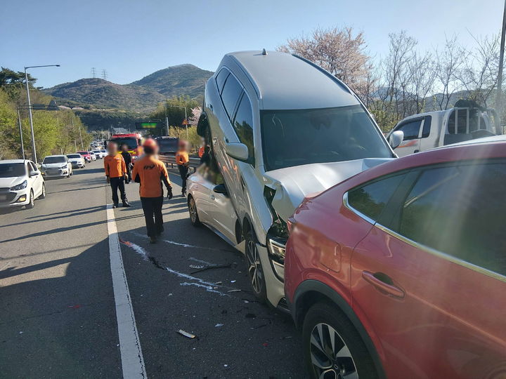 [부산=뉴시스] 8일 오전 8시8분께 부산 기장군의 한 도로에서 승용차가 앞서 서행 중이던 승용차를 추돌하는 등 4중 추돌사고가 발생했다. 이 사고로 운전자 4명이 경상을 입었다. (사진=부산 기장경찰서 제공) 2026.04.08. photo@newsis.com *재판매 및 DB 금지