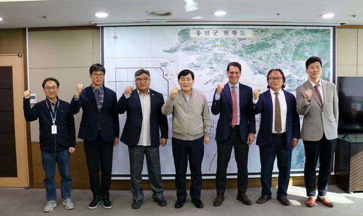 [인천=뉴시스] 옹진군과 해상풍력 기업 OW코리아가 지난 7일 만나 협력 방안을 논의했다. (사진=옹진군 제공) 2026.04.08. photo@newsis.com *재판매 및 DB 금지