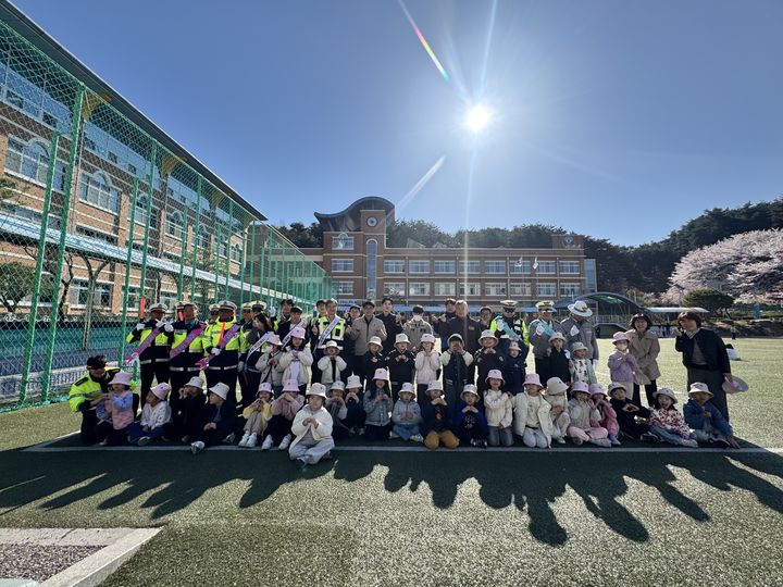 [강릉=뉴시스] 8일 강릉경찰서가 경포초등학교 신입생에게 ‘꿈나무 안전모’ 전달한 후 단체사진을 촬영하고 있다.(사진=강릉경찰서 제공)photo@newsis.com  *재판매 및 DB 금지