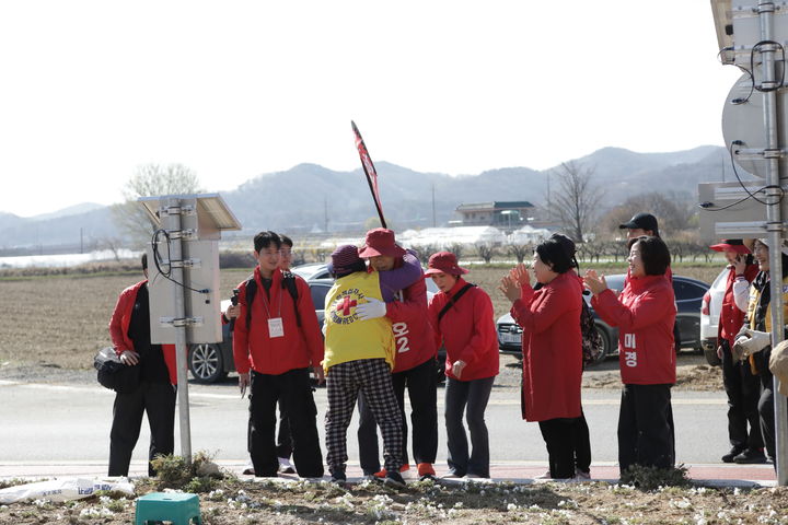[세종=뉴시스] 세종시 장군면에서 만난 어르신과 최민호 후보가 포옹을 하고 있다.(사진=최민호 후보 캠프). 2026.04.08. photo@newsis.com. *재판매 및 DB 금지