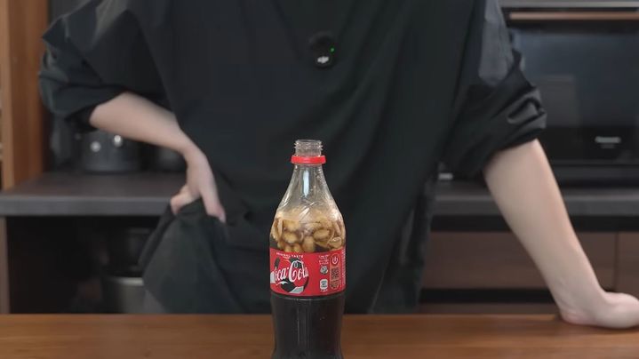 [서울=뉴시스] 지난 4일 일본의 요리 유튜버 스이지바는 최근 일본에서 유행하는 '피넛 콜라'를 만들어서 먹은 영상을 업로드했다. (사진='すいじば SUIJIBA' 유튜브 채널 캡처)