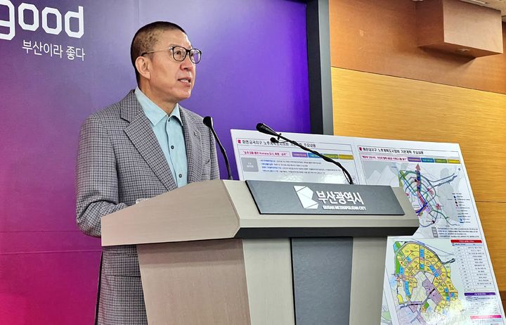 [부산=뉴시스] 원동화 기자 = 박형준 부산시장이 8일 부산 연제구 부산시청 기자회견장에서 비수도권 최초로 노후계획도시 정비 기본계획 고시를 발표하고 있다. 2026.04.08. dhwon@newsis.com *재판매 및 DB 금지