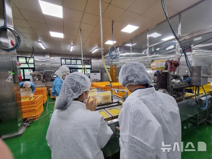 [경기광주=뉴시스] 광주시가 지역 내 식품제조업체에 대해 위생점검을 실시하고 있다 (사진=광주시 제공) 2026.04.08.photo@newsis.com