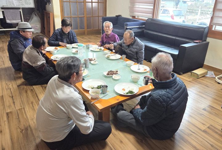 점심하는 단양군 영춘면 경로당 회원들 *재판매 및 DB 금지