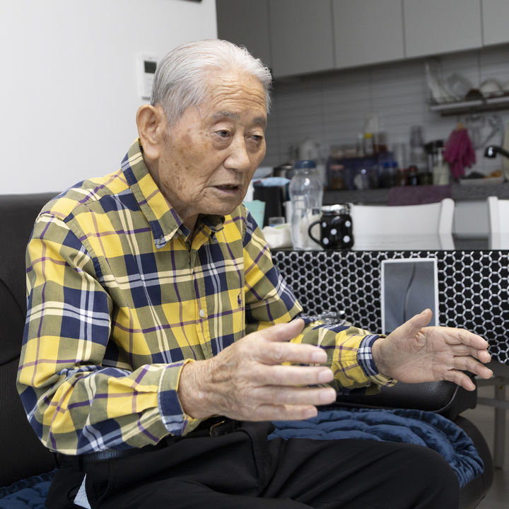 [세종=뉴시스]대전 대덕구 케어안심주택 '늘봄채'에 거주하고 있는 장덕기 할아버지가 지난 7일 '늘봄채'에서 기자들과 이야기를 나누고 있다. (사진=보건복지부 제공) 2026.04.08. photo@newsis.com *재판매 및 DB 금지