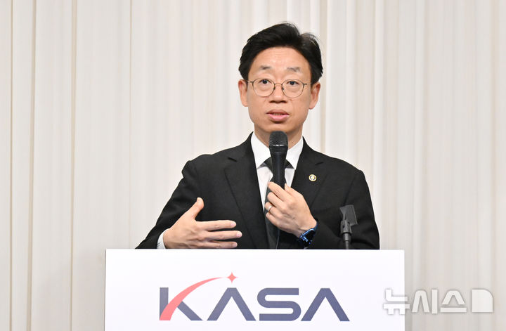 [서울=뉴시스]오태석 우주항공청 청장이 8일 서울 광화문에서 진행된 출입기자 간담회에서 기자들의 질문의 답변하고 있다. (사진=우주항공청 제공)