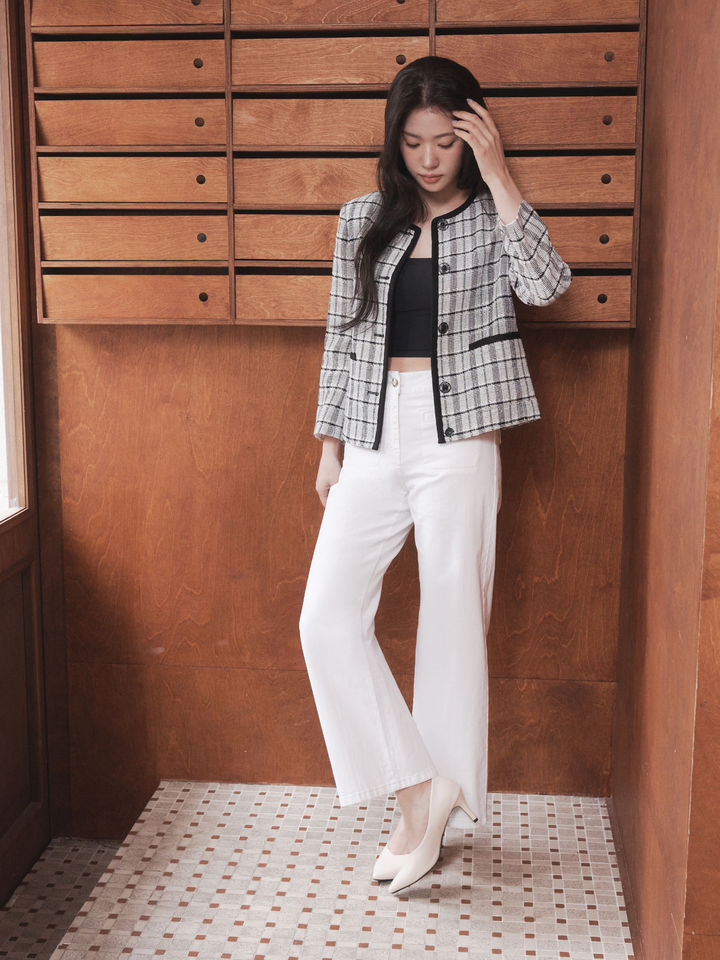 [서울=뉴시스] 올리비아로렌 26 여름 컬렉션 초여름 주력 아이템 화보. (사진=세정 제공) *재판매 및 DB 금지