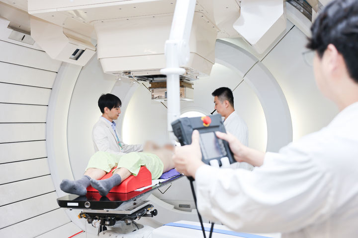 [서울=뉴시스] 8일 삼성서울병원에 따르면 박희철·유정일 방사선종양학과 교수, 이정하 전공의 연구팀은 양성자로 치료한 간암 사례 2000건을 분석해 발표했다. (사진=삼성서울병원 제공) 2026.04.08. photo@newsis.com *재판매 및 DB 금지
