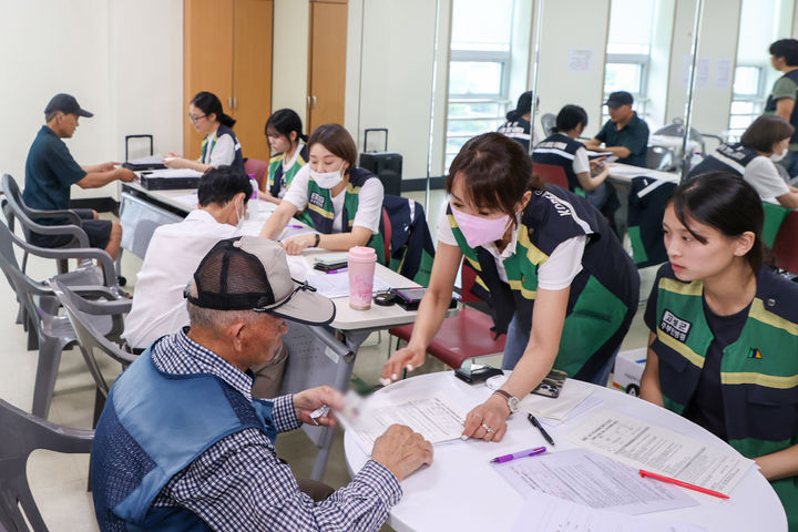 [고성(경남)=뉴시스] 신정철 기자= 경남 고성군이 전 군민을 대상으로 1인당 30만 원의 민생활력지원금 지급을 준비하고 있다고 8일 밝혔다.사진은 지난해 민생회복소비쿠폰 지급 현장 모습.(사진=고성군 제공).2026.04.08. photo@newsis.com *재판매 및 DB 금지