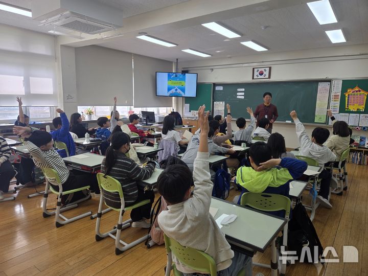 [서울=뉴시스] 해양플라스틱 쓰레기 저감을 위한 전 국민 인식 개선 프로젝트 'BLUE IMPACT 2030: 바다를 위한 약속'. 