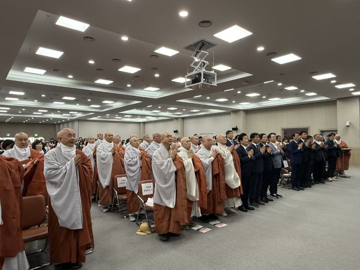 [고성=뉴시스] 8일 고성 DMZ박물관에서 열린 '금강산 관광 재개 발원 남북의 평화와 화합을 위한 기원법회' (사진=대한불교조계종 제공) 2026.04.08. photo@newsis.com *재판매 및 DB 금지