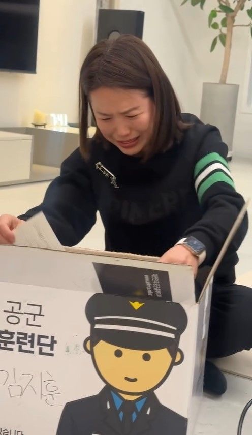 [서울=뉴시스] 코미디언 김지선이 군에 입대한 아들의 소지품이 담긴 소포를 받고 눈물을 흘렸다. (사진=김지선 인스타그램 캡처) 2026.04.08. photo@newsis.com *재판매 및 DB 금지