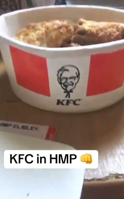 [서울=뉴시스] 영국의 교도소 수감자가 감방 안으로 밀반입한 것으로 추정되는 KFC 치킨을 먹는 영상을 SNS에 올려 논란이 되고 있다. (사진=틱톡 'rawrealityshow' 캡처) 2026.04.08. 