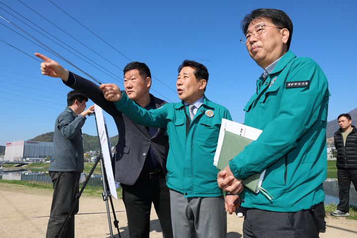 [양산=뉴시스] 나동연 시장과 관련 부서가 해빙기 인명피해 우려지역과 재난 취약시설을 점검하고 있다. (사진= 양산시 제공) 2026.04.08. photo@newsis.com *재판매 및 DB 금지