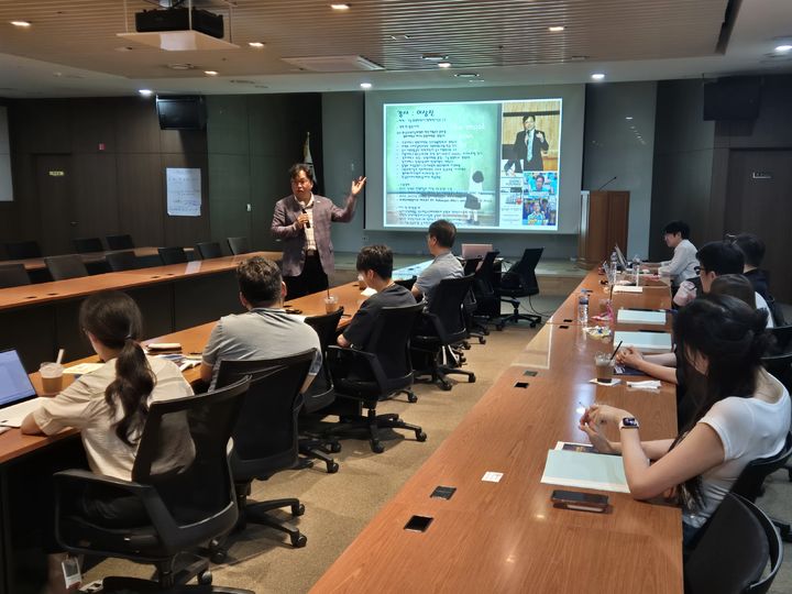 "AX시대 이끌 리더"...'4기 차세대 경영자 아카데미' 모집 - 뉴스 썸네일 이미지