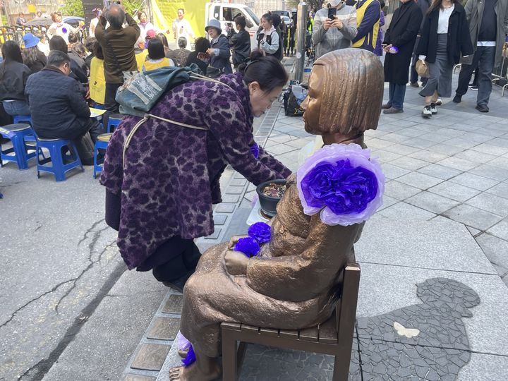 [서울=뉴시스] 이수안 인턴기자=8일 서울 종로구 옛 주한 일본대사관 인근에서 시민들은 보라색 꽃장식으로 소녀상을 꾸몄다. 2026.04.08. jee0@newsis.com *재판매 및 DB 금지