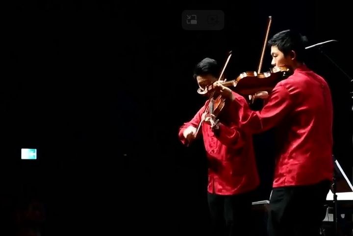 [서울=뉴시스] 8일 홍콩 사우스차이나모닝포스트(SCMP)는 자폐증을 앓고 있는 쌍둥이 바이올리니스트 휴고 팡(26)과 제이든 팡(26)의 사연을 보도했다. 이들은 지난 2일 '세계 자폐증 인식의 날' 행사에서 오케스트라 연주를 진행했다. (사진='Happygolucky' 유튜브 채널 캡처)