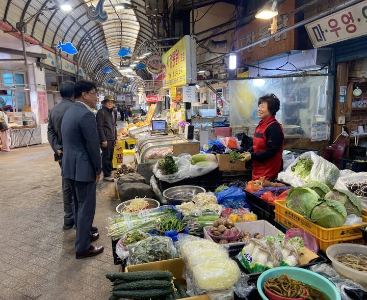 [밀양=뉴시스] 이정곤 부시장이 밀양아리랑시장을 찾아 현장의 목소리를 청취하고 있다. (사진= 밀양시 제공) 2026.04.08. photo@newsis.com *재판매 및 DB 금지