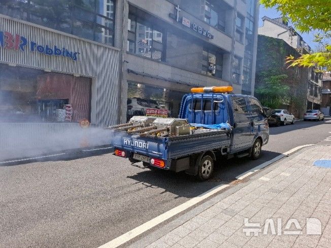 [과천=뉴시스] 과천시가 해충 발생 선제 대응과 함께 오는 11월까지 정기 방역소독을 실시한다. (사진=과천시 제공). 2026.04.08.photo@newsis.com