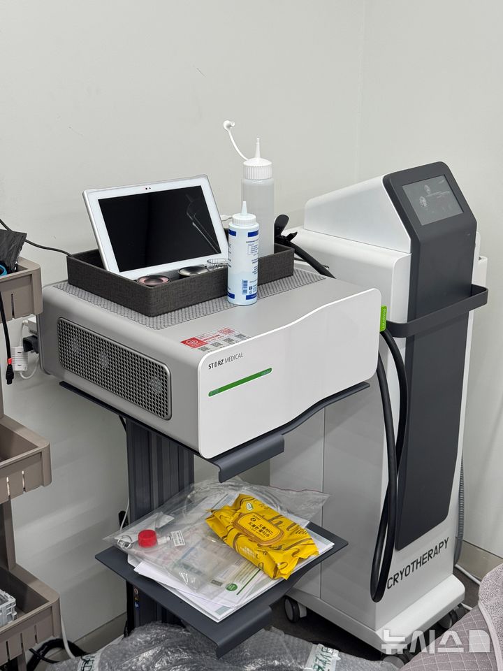 [서울=뉴시스] 프로야구 SSG 랜더스 1군 선수단이 도입한 집중형 충격파 치료기. (사진 = SSG 랜더스 제공) *재판매 및 DB 금지