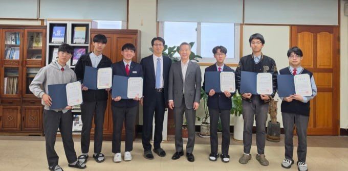 [서울=뉴시스] 8일 경기 평택고등학교에서 열린 '제1회 한국기업가정신재단 학업장려금' 수여식에서 홍선근(오른쪽에서 네 번째) KEF 이사장, 최종태(왼쪽에서 네 번째) 평택고 교장, 평택고 학생들이 함께 사진을 촬영하고 있다. 2026.04.08. photo@newsis.com *재판매 및 DB 금지