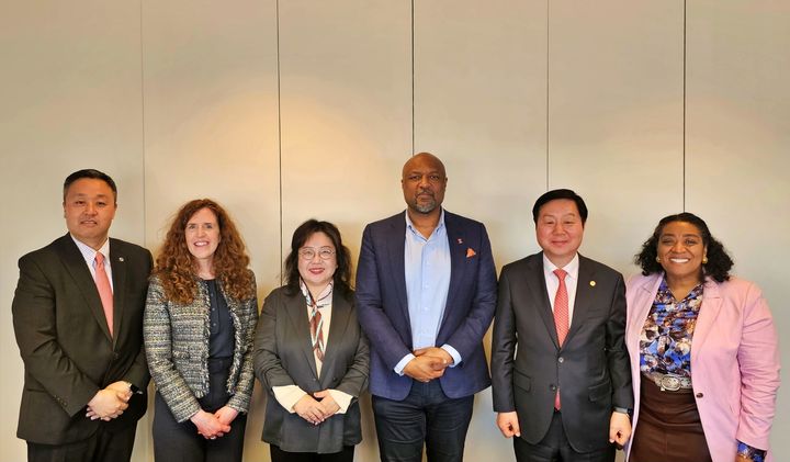 [대전=뉴시스] 미국 어바나-샴페인 일리노이대를 방문, 기념촬영을 하는 충남대 김정겸 총장. (사진=충남대 제공) 2026.04.08. photo@newsis.com *재판매 및 DB 금지