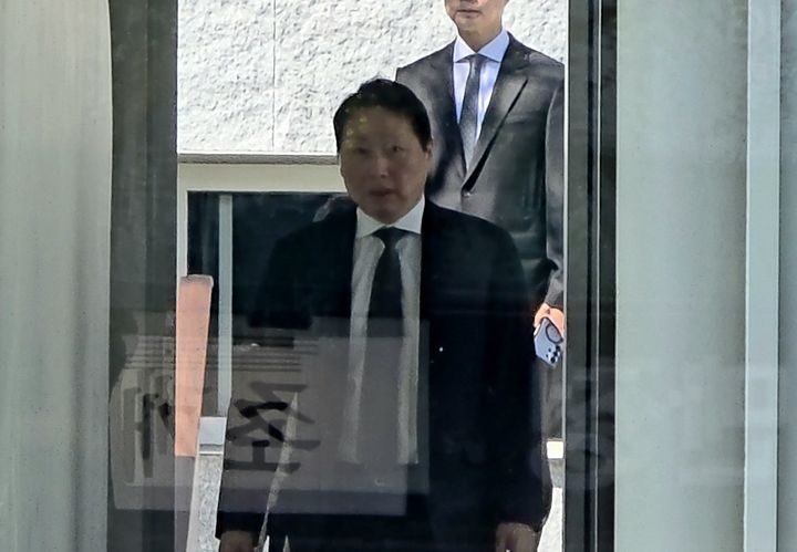 [서울=뉴시스] 박현준 기자 = 최태원 SK그룹 회장이 8일 서울 종로구 삼청동 '선혜원'에서 열린 창립 73주년 기념 행사에 참석하기 위해 이동하고 있다. 2026.04.08 parkhj@newsis.com *재판매 및 DB 금지