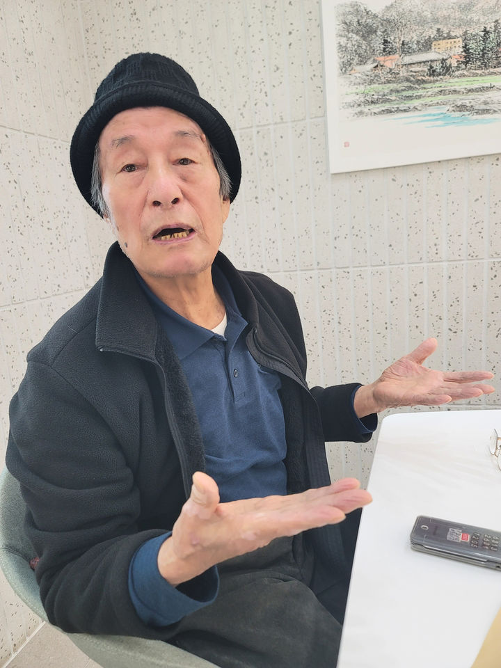 [수원=뉴시스] 박종대 기자 = 6·25전쟁 당시 납북된 아버지 최호철씨를 76년간 찾아다닌 최윤한(82)씨가 8일 오후 수원시 새빛민원실에서 당시를 회상하고 있다. 수원시 공무원들의 도움으로 아버지 기록을 확인한 그는 "국가유공자로 인정받는 것이 마지막 소원"이라고 말했다. 2026.04.08. pjd@newsis.com *재판매 및 DB 금지