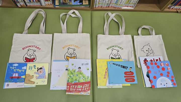 [울산=뉴시스] 울산 중구가 올해부터 '북스타트' 사업 대상을 기존 영유아에서 초등학교 저학년 학생까지 확대한다. 사진은 책 꾸러미 모습. (사진=울산시 중구 제공) photo@newsis.com *재판매 및 DB 금지