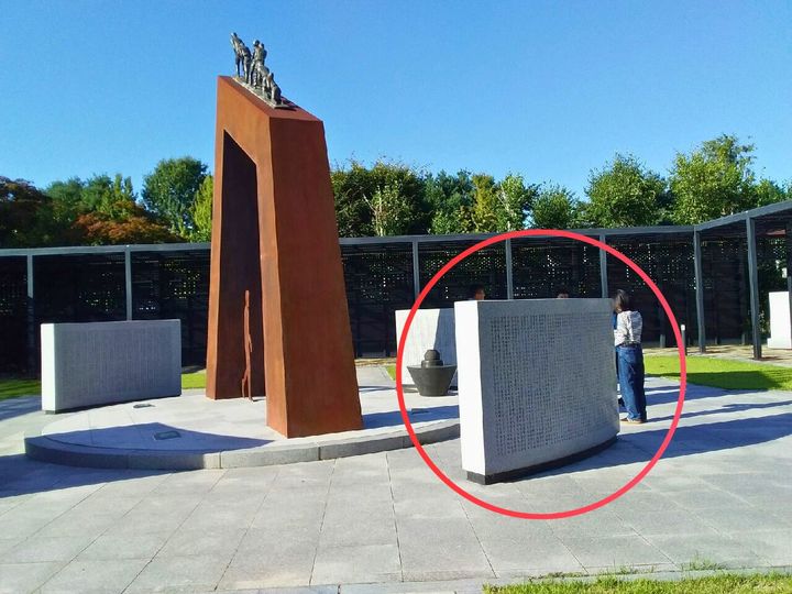 [수원=뉴시스] 지난해 9월 파주 국립6·25전쟁납북자기념관에서 최윤한(82)씨가 76년만에 아버지 최호철씨의 이름을 확인하고 있다. 빨간 원 안이 아버지의 이름이 새겨진 추모비 부분이다. (사진=최윤한씨 제공) 2026.04.12. photo@newsis.com *재판매 및 DB 금지