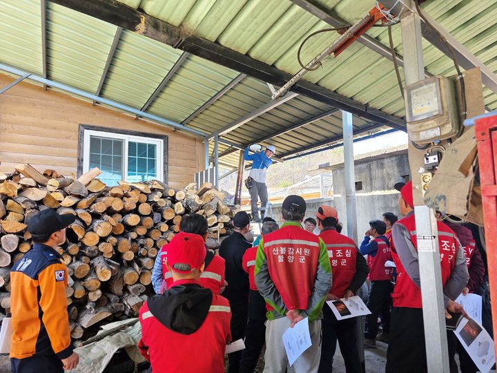 [함양=뉴시스] 함양군 화목보일러 자동확산 소화기 및 재처리기 배부 (사진=함양군 제공) 2026. 04. 08. photo@newsis.com *재판매 및 DB 금지