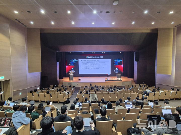 [서울=뉴시스] 신효령 기자= 8일 서울 강남구 코엑스 컨퍼런스룸에서 열린 '닷핵 컨퍼런스 2026(.HACK Conference 2026)'에서 김용대 한국과학기술원(KAIST·카이스트) 석좌교수가 'Cellular Metasploit: 이동통신망을 위한 침투 테스팅 프레임워크'를 주제로 강연했다. 2026.04.08.