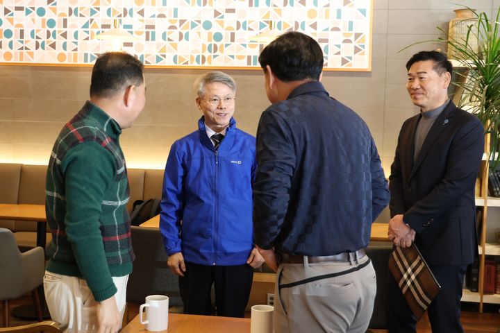 [광주=뉴시스] 민형배 민주당 전남광주통합특별시장 후보가 8일 광주 서구 동천동에서 골목상인들을 만나 애로사항을 듣고 있다. (사진 = 민 후보 측 제공). 2026.04.08. photo@newsis.com *재판매 및 DB 금지