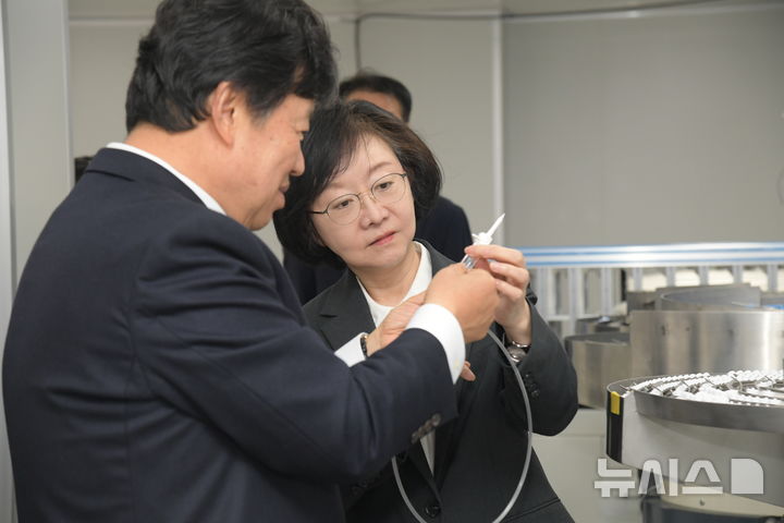 [서울=뉴시스] 식품의약품안전처가 미국과 이란의 전쟁으로 수액 공급에 차질이 발생할 경우를 대비해 관련 부처 등과 함께 제조 현장을 방문해 의견을 청취했다. (사진=식품의약품안전처 제공) 2026.04.08. photo@newsis.com