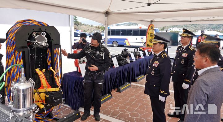 [제주=뉴시스] 오영재 기자 = 8일 오후 제주 서귀포시 화순항에서 중앙특수구조단 제주해양특수구조대 발대식에서 구조대원이 장비를 설명하고 있다. 2026.04.08. oyj4343@newsis.com 