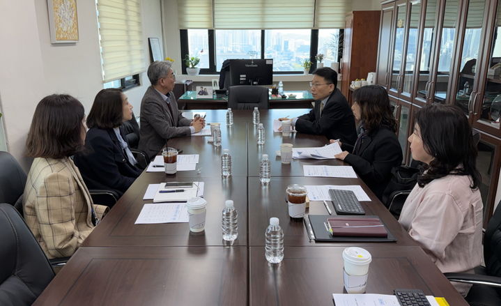 [세종=뉴시스]아동권리보장원이 8일 오후 3시 대한사회복지회를 방문해 입양 절차 개선 대책을 함께 논의하고, 현장의 애로사항을 청취했다. (사진=아동권리보장원 제공) 2026.04.08. photo@newsis.com *재판매 및 DB 금지